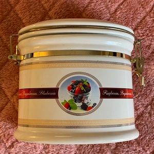 Vintage 2007 Farmhouse Knott’s Berry Farm cookie jar!!